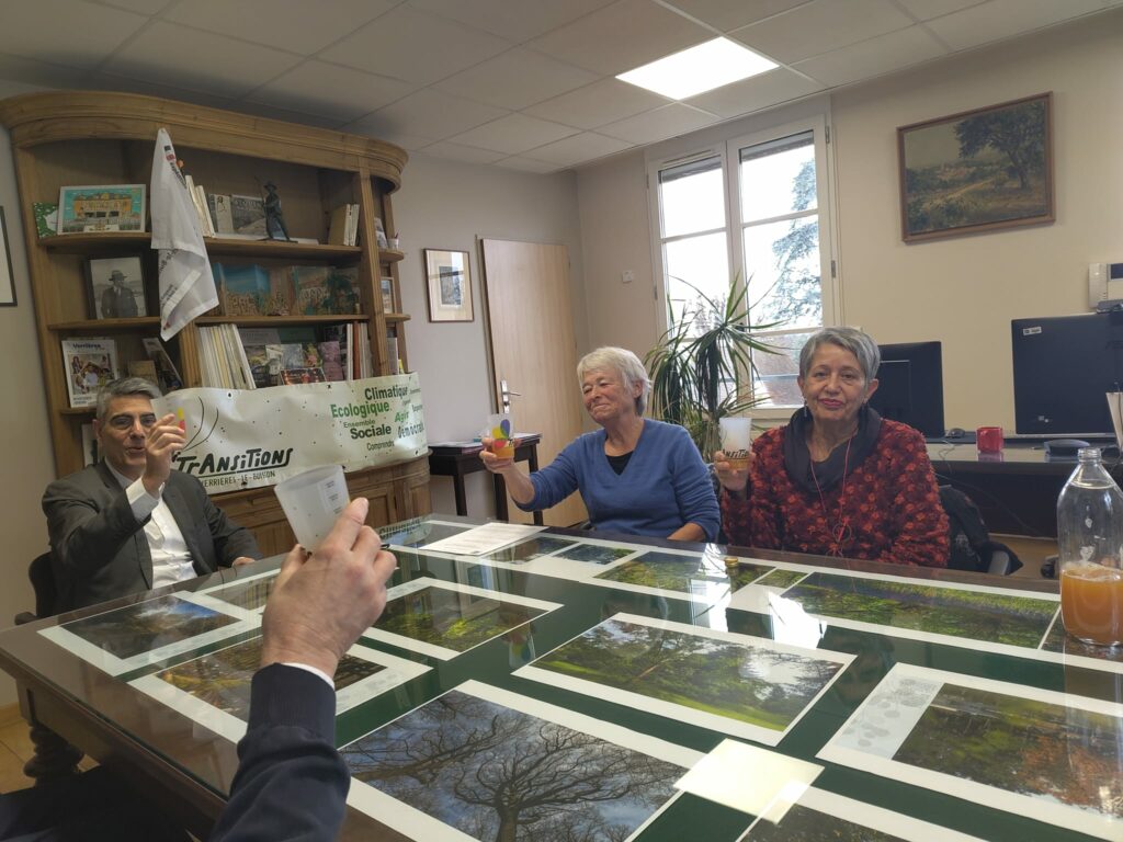 pascale, nadine et le maire de verrières